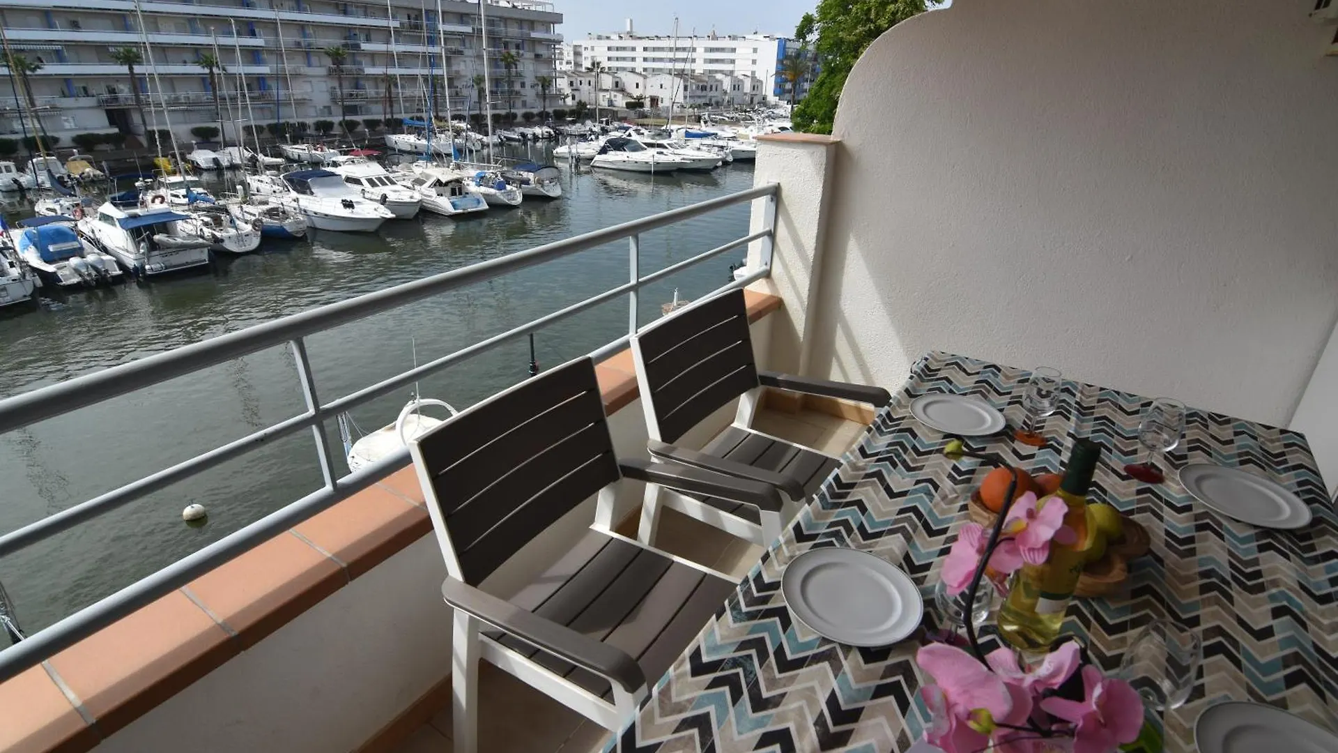 Rnet - 2-3 Puerto Madeira Canal View Roses